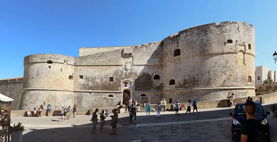 1200px Castello_di_otranto_01