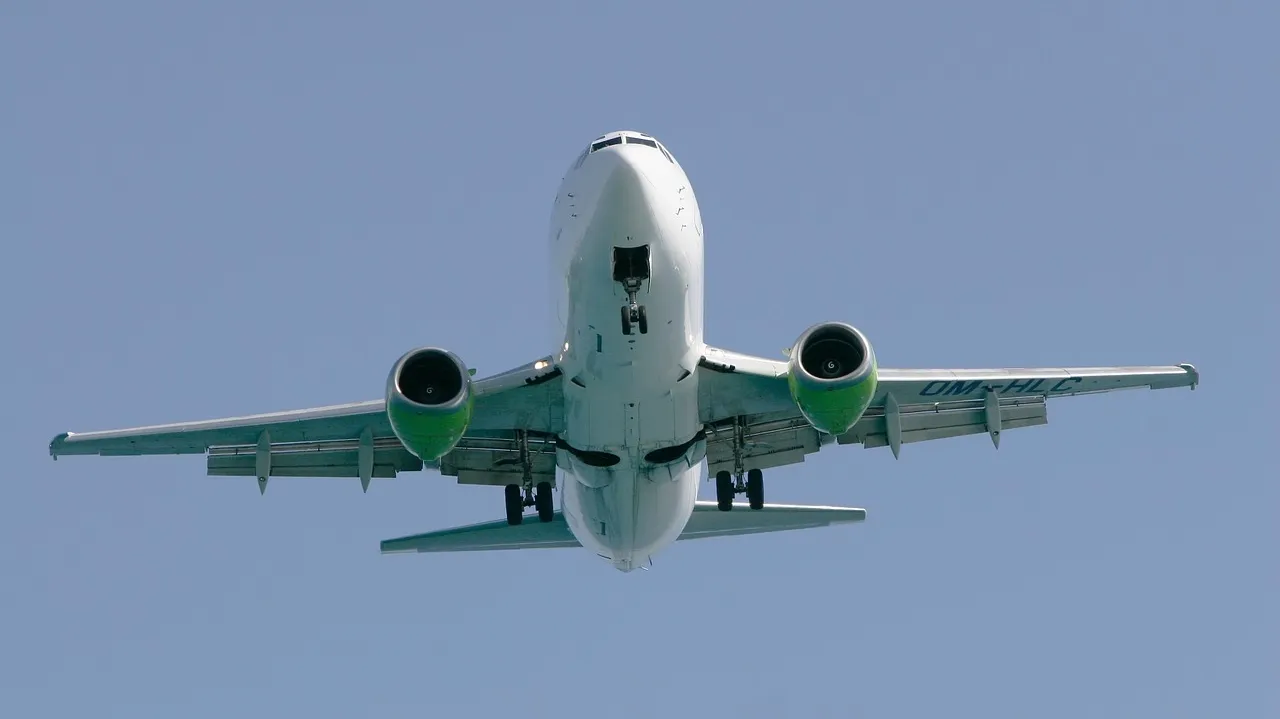 Aircraft 635521_1280