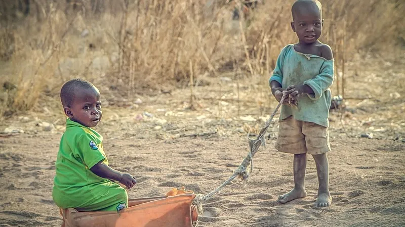800px African_children_playing