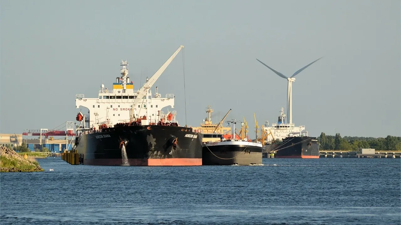 Freighter 314454_1280