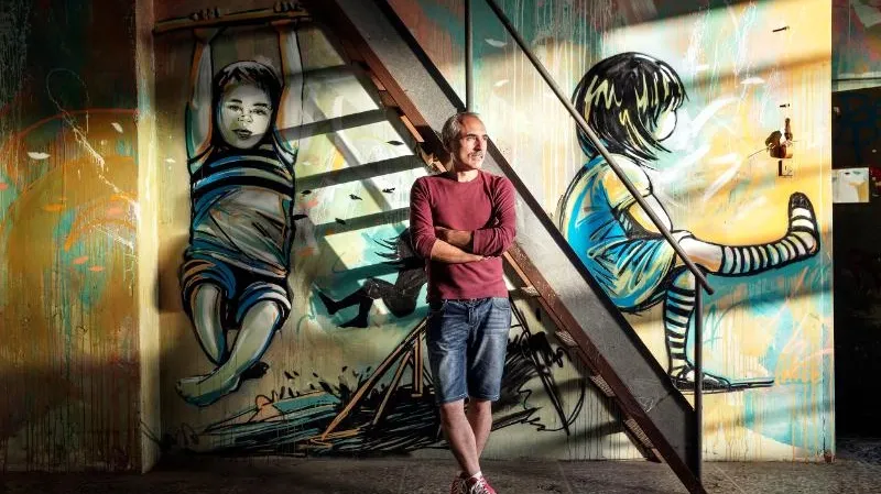 Hi24 Giorgio De Finis 48 Anni Antropologo E Curatore. Alle Spalle Il Muro Dipinto Per La Ludoteca Da Alice Pasquini 34anni